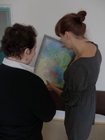 Slovak team receives present from Turkisch team - art work by a Turkish student